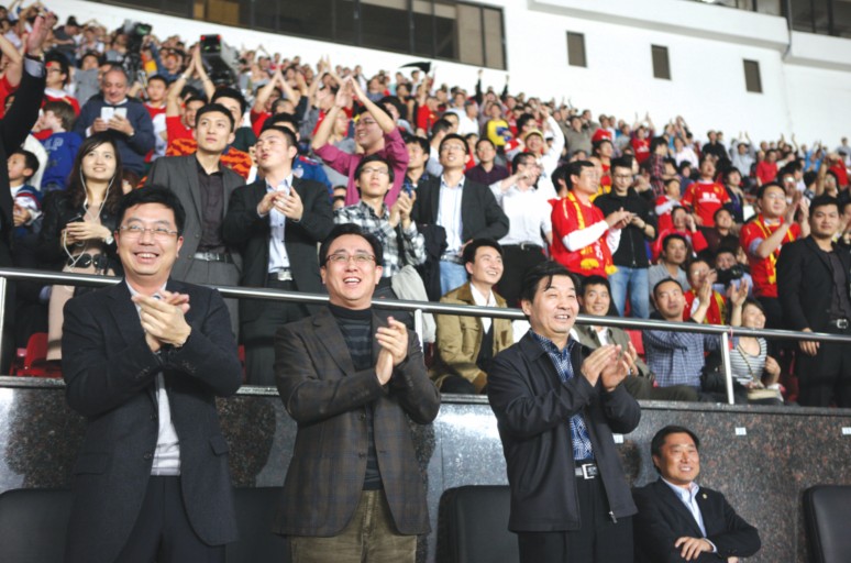 董事局主席許家印（前排左二）陪同足協(xié)新任書記魏吉祥（前排右二）、足協(xié)副主席于洪臣（前排右一）共同為廣州恒大加油助威